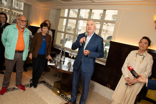 Le président Philippe Claudel avec les jurés Goncourt, Tahar Ben Jelloun, Christine Angot et Paule Constant. dans les salons de chez Drouant. 