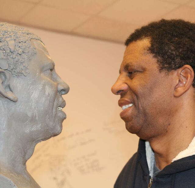 Dany Laferrière et son double de cire au Musée Grévin (Paris 9ème)