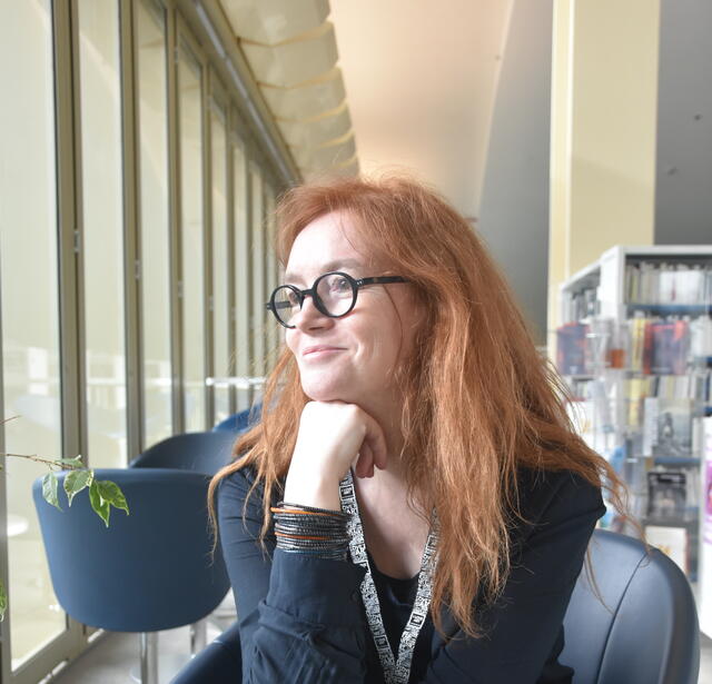 Sophie Bobet, directrice de la médiathèque de la Canopée la fontaine – Pôle sourd, à Paris.