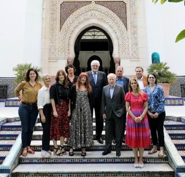 Photo des 11 membres du jury du Prix littéraire de la Grande Mosquée de Paris 2024 sur le parvis de la Grande Mosquée de Paris.