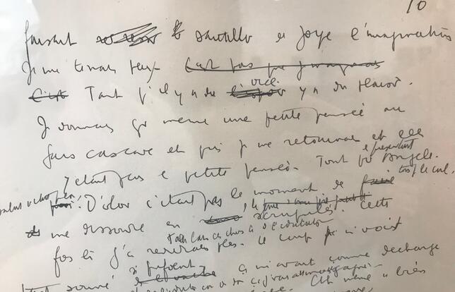 Feuillet 10 du manuscrit "Guerre" où la notion de souvenir est évoquée par Louis Ferdinand Céline à la Galerie Gallimard