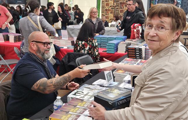 John Gwynne en dédicace au festival des Imaginales