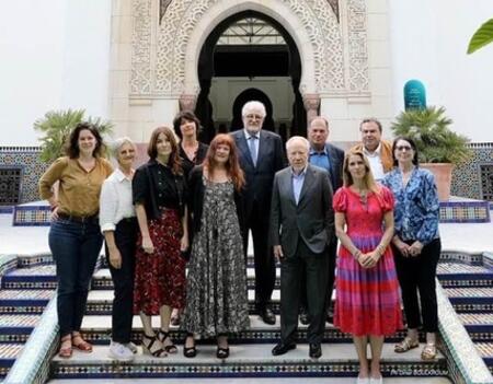 Photo des 11 membres du jury du Prix littéraire de la Grande Mosquée de Paris 2024 sur le parvis de la Grande Mosquée de Paris.