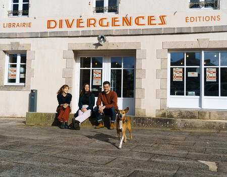 Audrey Pineau Zoé Serafinowicz et Johan Badour devant la Librairie Divergences