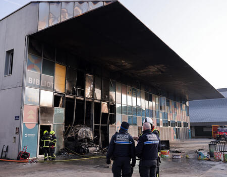 La bibliothèque Chantal-Mauduit a entièrement brûlé après l'attaque à la voiture-bélier