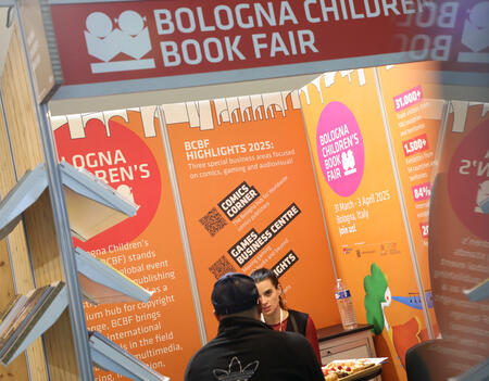 Mariaelena Schiavo au stand de la Foire du livre jeunesse de Bologne au FIBD 2025