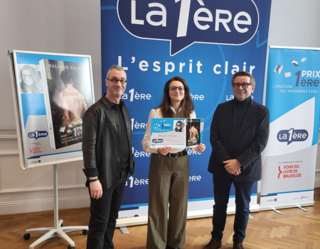 Laurent Dehaussay (animateur de La Première), Pauline Valade (lauréate) et Xavier Huberland (directeur général pôle médias de la RTBF)