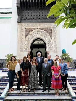 Photo des 11 membres du jury du Prix littéraire de la Grande Mosquée de Paris 2024 sur le parvis de la Grande Mosquée de Paris.