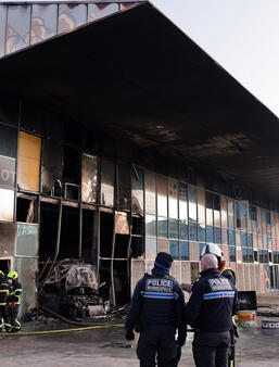 La bibliothèque Chantal-Mauduit a entièrement brûlé après l'attaque à la voiture-bélier