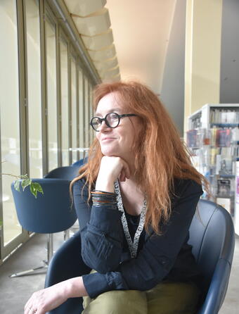 Sophie Bobet, directrice de la médiathèque de la Canopée la fontaine – Pôle sourd, à Paris.