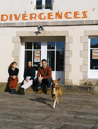 Audrey Pineau Zoé Serafinowicz et Johan Badour devant la Librairie Divergences