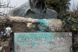 Buste de Leonard Woolf à Monk's House, par Charlotte Hewer