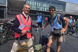 Pascal Wagner et Jean-Marie Feurtet, bibliothécaires à vélo au Congrès de l'ABF 2023, devant le Palais des Congrès de Dunkerque.JPG