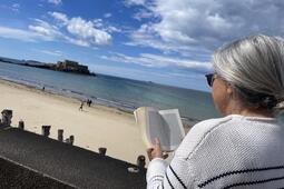 Lectrice à st malo, pendant le festival Etonnants Voyageurs 2024