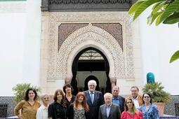 Photo des 11 membres du jury du Prix littéraire de la Grande Mosquée de Paris 2024 sur le parvis de la Grande Mosquée de Paris.