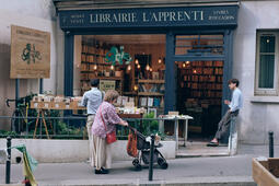 la Librairie L’Apprenti, rue des Fossés Saint-Jacques (5e), s’est transformée et agrandie depuis la conception de l'ouvrage "PARIS est un LIVRE", et a déménagé au 20 rue de l’École Polytechnique (5e), sous les noms des Apprentis.